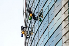 Limpieza-de-vidrios-hombre-colgante-grupo-inter-1